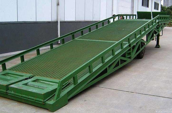 移動(dòng)式登車橋 移動(dòng)式登車橋